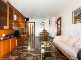 Piso en Carrer de salvador baroné 104. Vivienda con ascensor y balcón, para entrar a vivir, al lado del