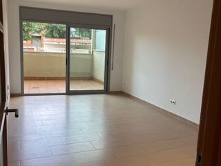 Piso en C/joan maragall  18. Planta baja céntrica con 25 m² de terrazas y gran parking en lla