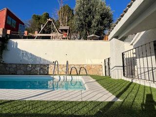 Maison à Carrer del pi 0. Casa reformada con piscina y vistas a la montaña en les carpes (