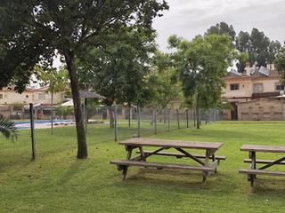 Chalet in Juan díaz de solis 70. Casa pareada en condequinto, montequinto