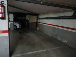 Parking coche en Carrer d'antoni gaudí 9. Amplia plaza de parking