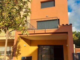 Casa bifamiliare in C/ prat de la riba 72. Casa nova per estrenar entre mitgeres