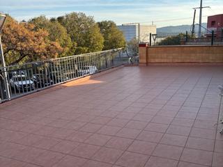 Casa adosada en Segre 25. Casa con posibilidad de construir en la segunda planta