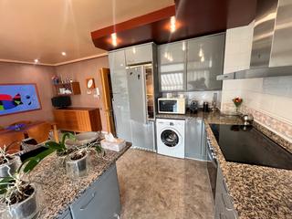 Miete Dreistöckige Wohnung in Plaça de rafael casanova 3. Perfecta vivienda soleada y en zona súper tranquila