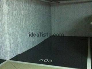 Parking voiture à Avenida can serra  84. Plaza para coche grande en la plaza de la carpa en can serra, si