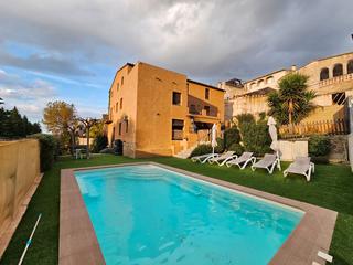 Casa in Carrer figueres 24. Exclusiva propiedad con licencia turística y gran potencial en e