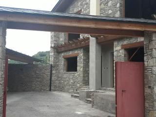 Casa aparellada a Calle font la 15. En venda dues cases apareades en construcció al poble d’estamari