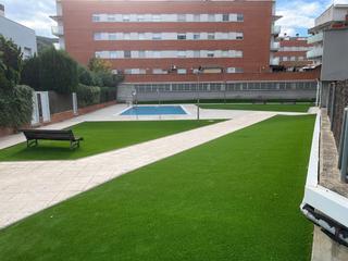 Rez-de-chaussée à Carrer d'euskadi 7. Bajo con mucha luz y todo exterior con jardín privado y piscina