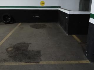 Lloguer Aparcament cotxe a Carrer de mendel 5. Parking para coche grande