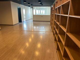 Rent Office space in Carrer del vallès 69. Amplio espacio, acogedor, silencioso