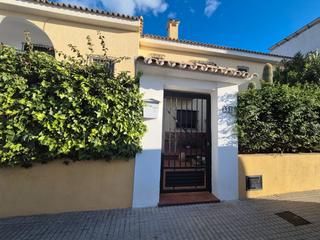 Dúplex a C/velazquez 35. Chalet  con piscina en el centro de riba-roja