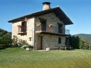 Casa a Carrer sot de cal gall 6. Acogedora casa de tres habitaciones y dos baños, luminosa y bien