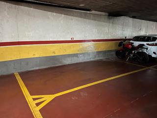 Lloguer Aparcament cotxe a Miquel vives 17. Plaça en parking  comunitari