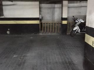 Aparcament cotxe a Comte d'urgell 154. Plaça gran que permet aparcar-hi cotxe gran o cotxe + moto, de m