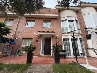 Casa a schiera in Xaloc 28. Preciosa y acogedora y familiar casa adosada con jardín de 90m2