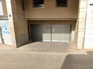 Miete Autoparkplatz in Josep renom 46. ¡plaza de parking espaciosa y de fácil acceso en pleno centro!