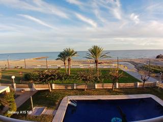 Piso en Xaloc 2. Acogedor apartamento en primera línea de mar, ubicado en cubelle