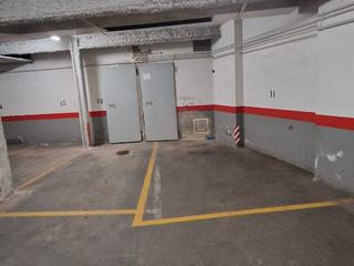 Aparcament cotxe a Espalter 30. Ideal para coche pequeño o 2 motos