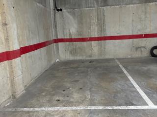 Miete Autoparkplatz in Carrer marquès de caldes de montbui 122. Parking muy amplio y de muy fàcil accesso, tamaño para coche gra