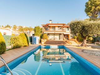 Casa en Plaça sisquella alfredo 3. Villa en zona exclusiva fenals a 150 metros de playa