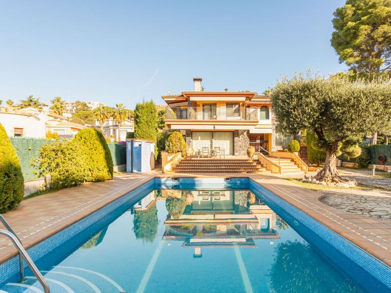 Foto b9982e4a-58a8-4e3e-977d-7123f290de3d. Casa en plaça sisquella alfredo 3 villa en zona exclusiva Fenals a 150 metros de playa en Lloret de Mar
