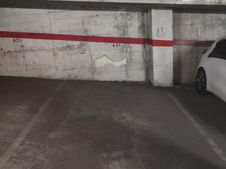 Lloguer Aparcament cotxe a Francesc oller 101. Plaza de parking en alquiler para coche mediano o pequeño.