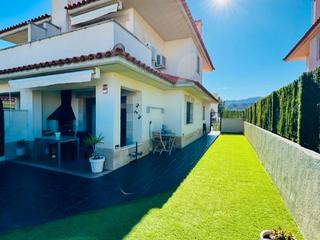 Casa pareada en Calle migjorn 30. Moderna y luminosa casa pareada en zona residencial tranquila de