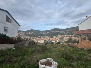 Wohngrundstück in Enric granados 42. Terreno cerca del pueblo.