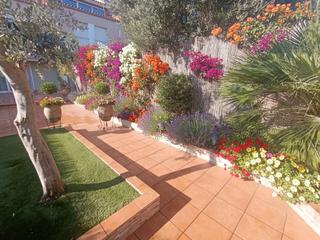 Casa adosada en Carrer de l'abat oliba 86. Casa adosada con garaje doble, jardín privado y buhardilla en le