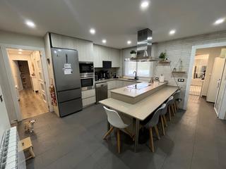 Piso en Puig de la creu  28. Piso con terraza en can palau