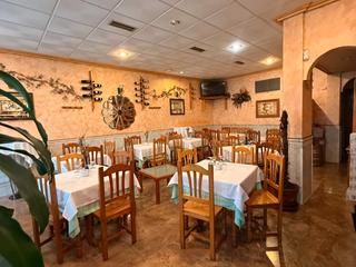 Locale commerciale in Calle de la vega 19. Restaurante con más de 30 años de actividad. excelente ubicación