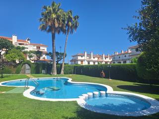 Casa adosada en Camino del valles  20. Espectacular casa adosada con piscina y jardín privado en torred