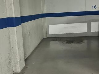 Lloguer Aparcament cotxe a Plaça calissó 1. Plaça cèntrica per a cotxe gran