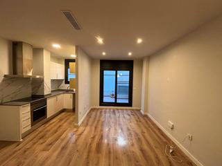 Lloguer Planta baixa a Plaça de catalunya 1. Planta baja seminueva con gran terraza, garaje y ubicación céntr