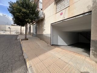 Rent Car parking in Calle colombia 3. Garaje   con otra planta superior