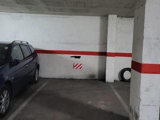 Aparcament cotxe a Carrer transversal 65. Parking en calle transversal. barrio pere parres