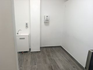 Lloguer Local Comercial a Calle jacobo de las leyes 5. Se alquila bajo luminoso
