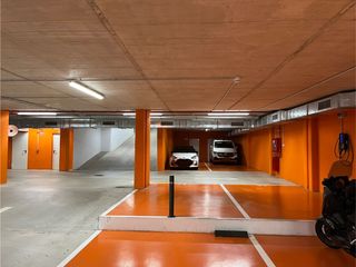 Location Parking voiture à Carrer jaume vicens vives  15. Parking coche grande alquiler, opción electrico