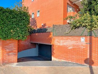 Rent Car parking in Carrer de la pobla de claramunt 14. Lloguer plaça de pàrquing còmoda i accessible