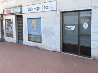 Alquiler Local Comercial en Avenida regimiento de galicia 4. Local en alquiler en zona céntrica de jaca con gran visibilidad.