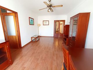 Flat in Calle valencia 11. Amplio piso reformado cerca del paseo marítimo