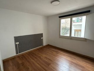 Flat in Josep sangenís 50. Piso interior tranquilo con balcón y 2 habitaciones en calle anc