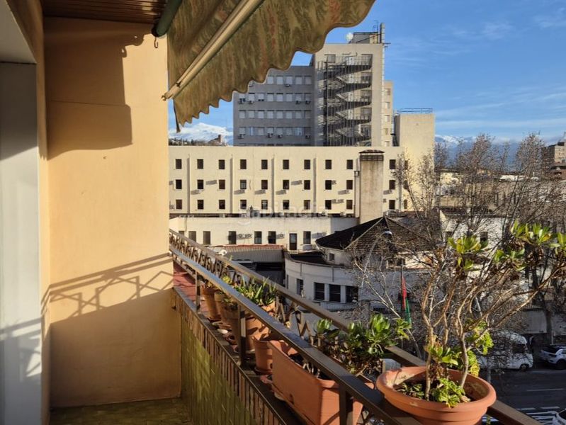 Foto 3da3fa95-b577-4685-9a32-a0a24481a7fc. Piso en avenida doctor oloriz 27 zona Plaza de Toros: piso de 4 dormitorios y 174 m² con garaje y terraza – excelente estado en Granada