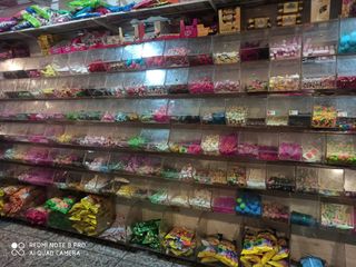 Traspàs Local Comercial a Avenida doctor gallart i monés 13. Tienda de chuches en traspaso