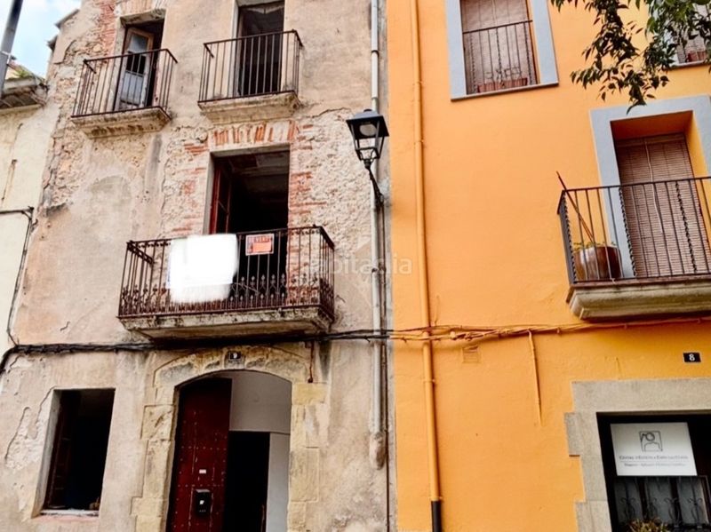 Foto 06663420-9949-4dd7-979f-a47b6a3245c3. Casa adossada a plaça de la vila 9 a Anglès