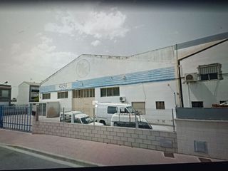 Bâtiment à usage industriel à Carrer sucro 13. El terreno es de uso industrial pero con la posibilidad de ser u