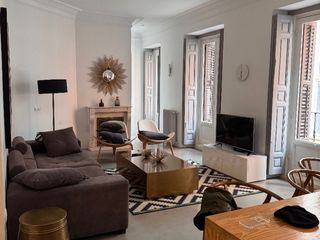 Pis a Preciados 25. Exclusivo piso reformado con 5 balcones en preciados 131m2