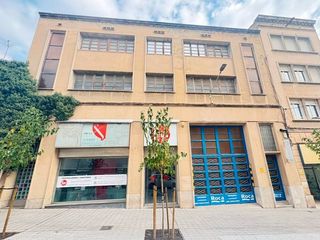 Lloguer Local Comercial a Saclosa 8. Gran local comercial en el centro de manresa