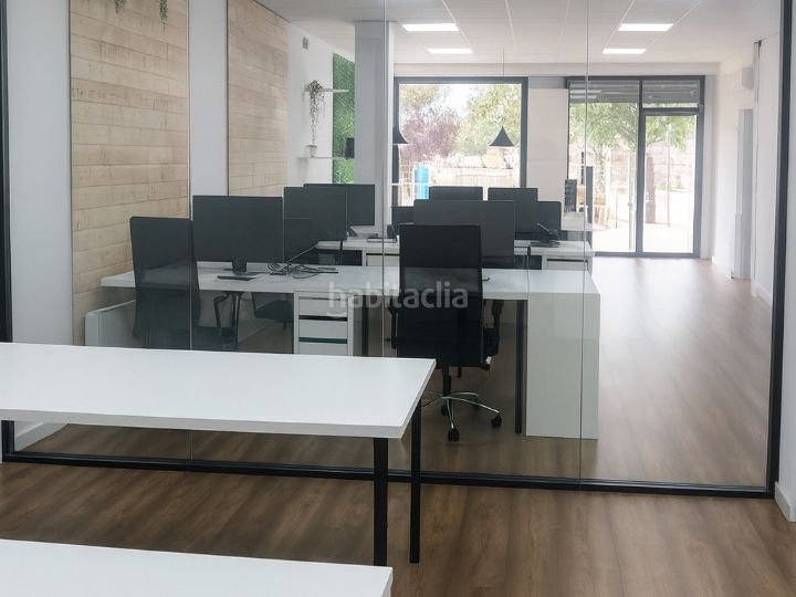 Foto b2c1d139-aea0-45b4-b411-8bf1ce8a30d2. Alquiler local comercial en francesc macià 265 oficina luminosa en Esparreguera