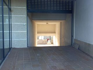 Lloguer Local Comercial a Rua castelao 15. Se alquila o vende bajo 75m